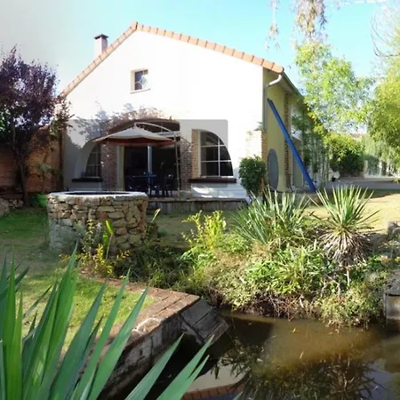 Дом отдыха Maison Chaleureuse Proche De Avec Un Grand Jardin Монлюсон