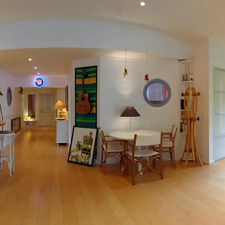 Maison Chaleureuse Proche De Avec Un Grand Jardin